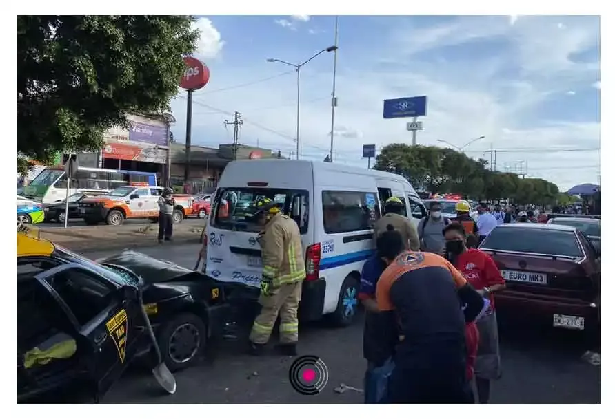 La colisión múltiple entre 5 vehículos, incluidas 2 rutas de transporte público, dejó 50 lesionados.