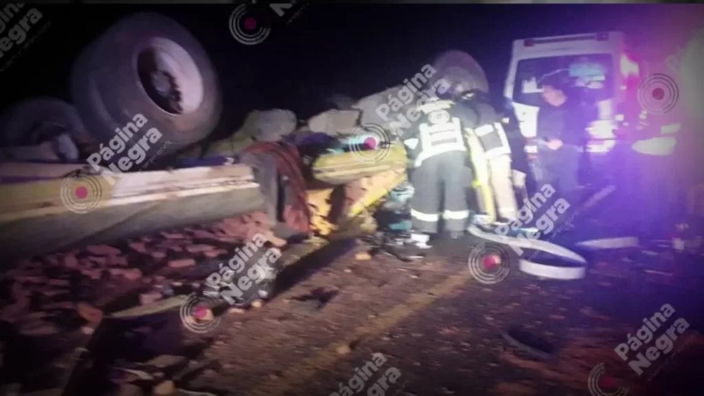 Prensado muere transportista tras una volcadura en la Amozoc-Perote.