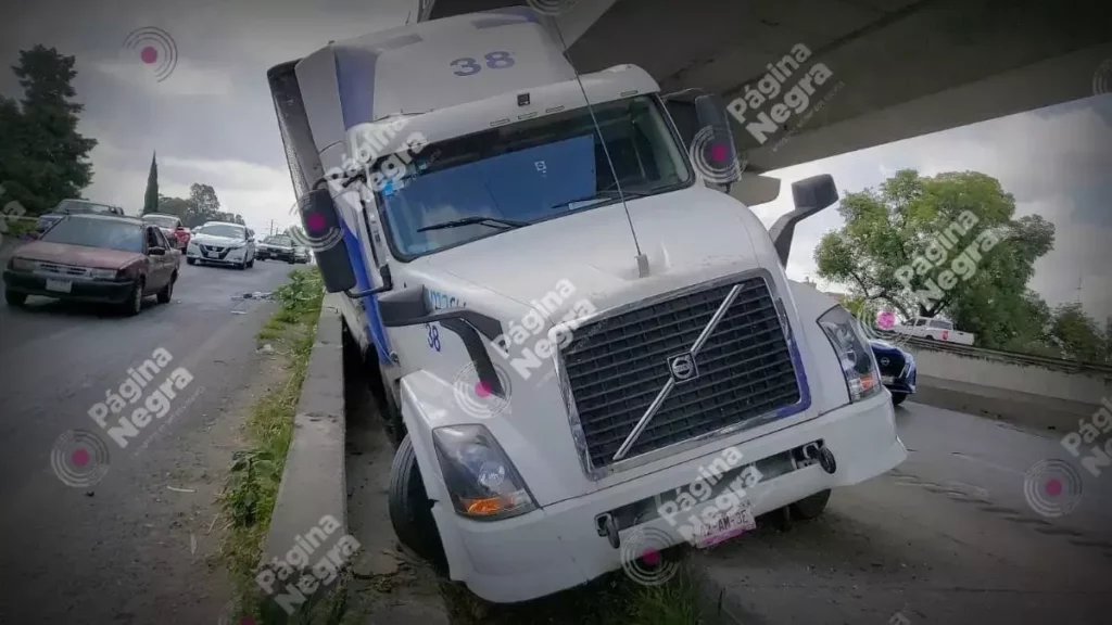 Caja de tráiler queda partida a la mitad sobre la México-Puebla
