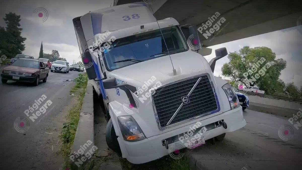 Caja de tráiler queda partida a la mitad sobre la México-Puebla