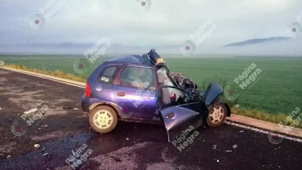 Colisión frontal entre un auto compacto y una camioneta deja tres muertos
