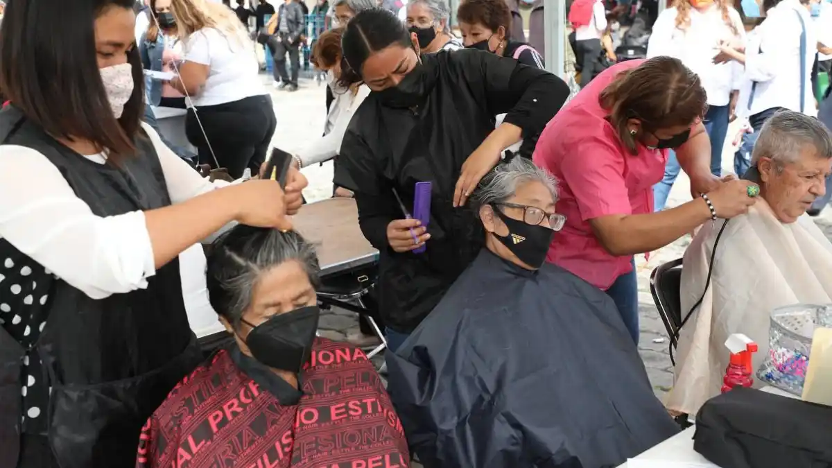SMDIF Puebla realiza jornada de servicios en la colonia Las Hadas para personas adultas mayores