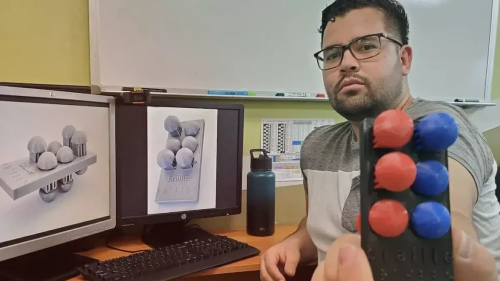 ¡Increíble! Joven mexicano diseña dispositivo que enseña braille