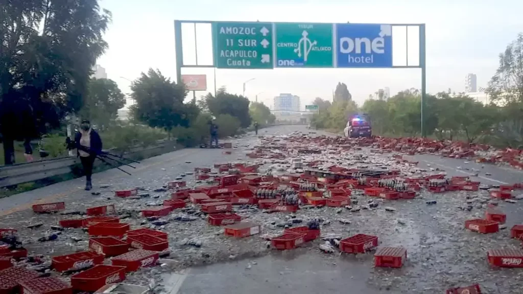 Vuelca camión de Coca-Cola en el Periférico de Puebla y provoca tráfico.