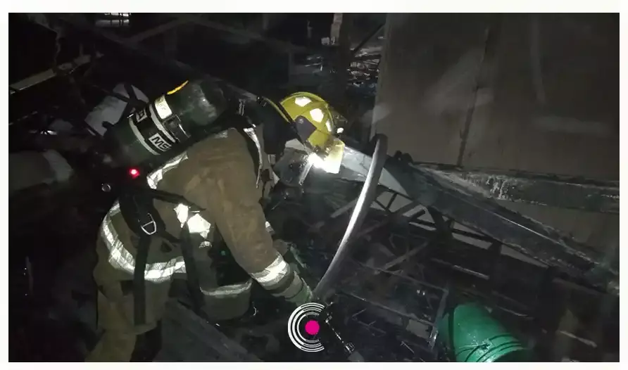 Bomberos atienden el incendio en el mercado Emiliano Zapata