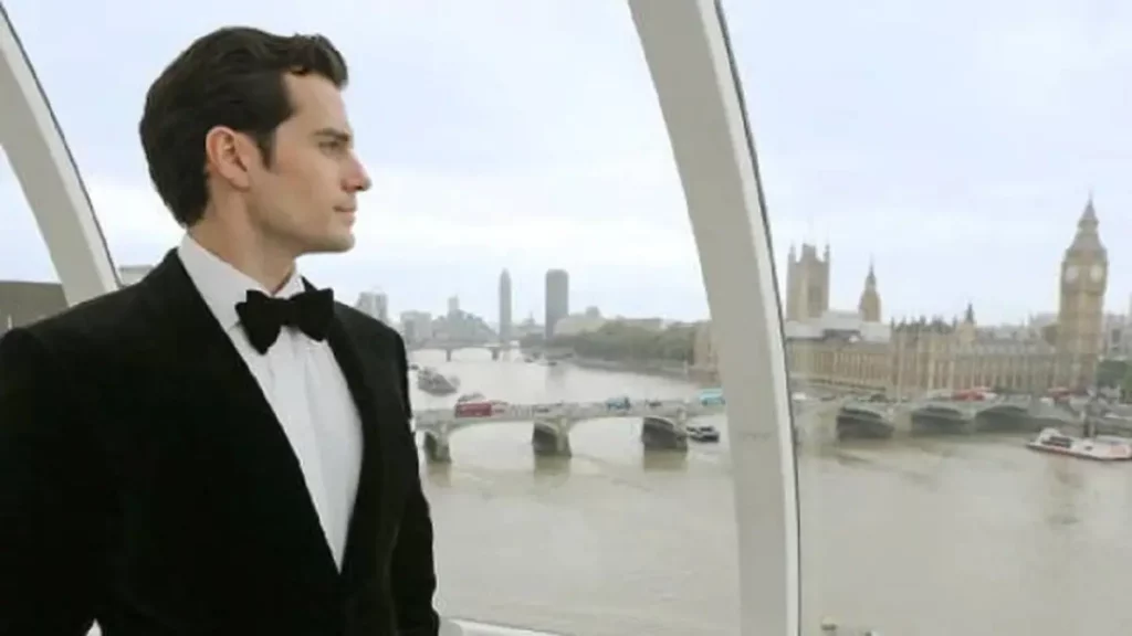 Henry Cavill ya no es el hombre más guapo del mundo. Este cantante le ganó