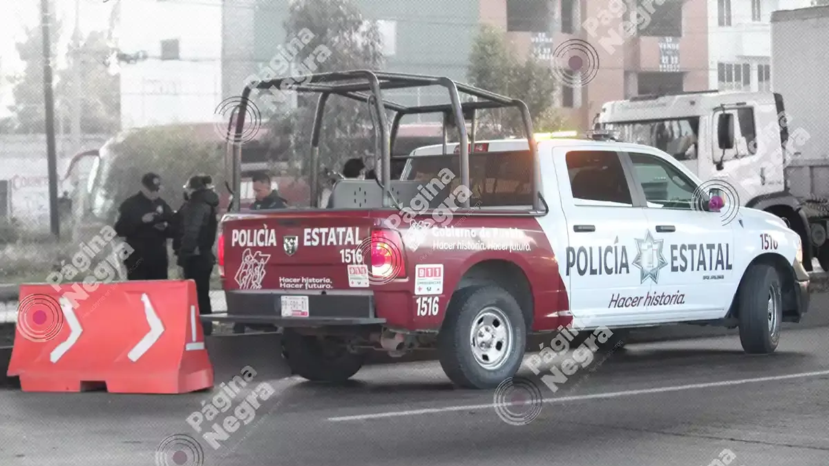 Arrojan cadáver maniatado contra un vehículo en movimiento en la autopista México-Puebla