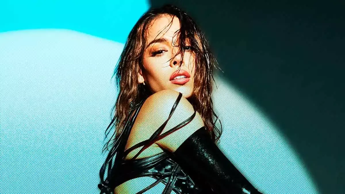 Danna Paola presume sus estrías en promoción de su sencillo XT4S1S