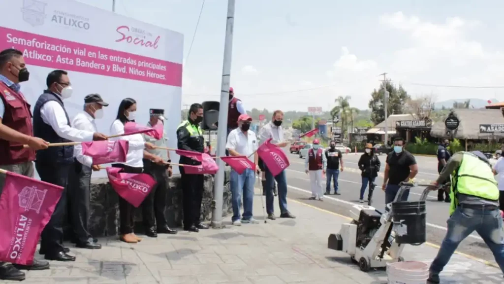 Gobierno de Atlixco inicia instalación de semáforos que la ciudadanía solicitaba desde hace años para prevenir accidentes