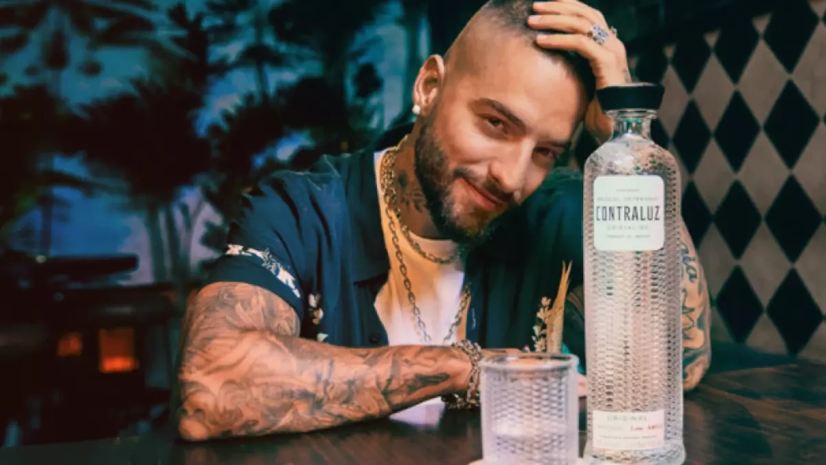 Maluma presume su nueva marca de mezcal.