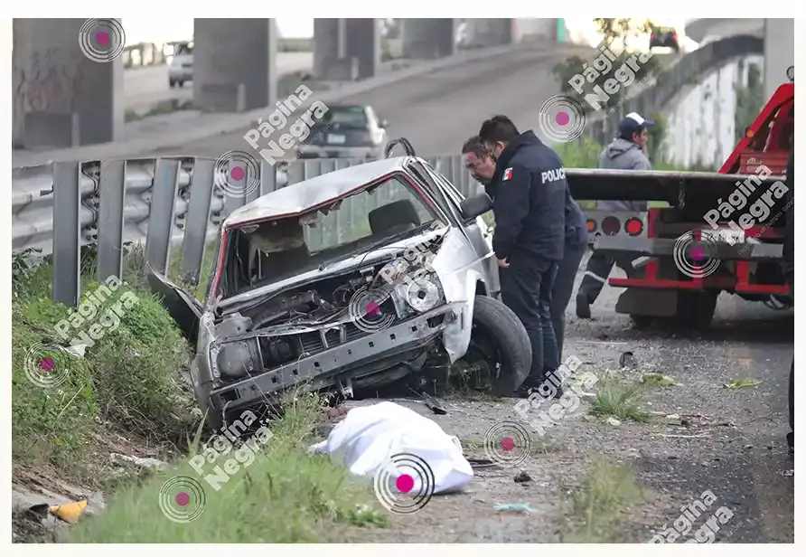 Conductor circulaba en la México-Puebla: chocó, volcó y perdió la vida.