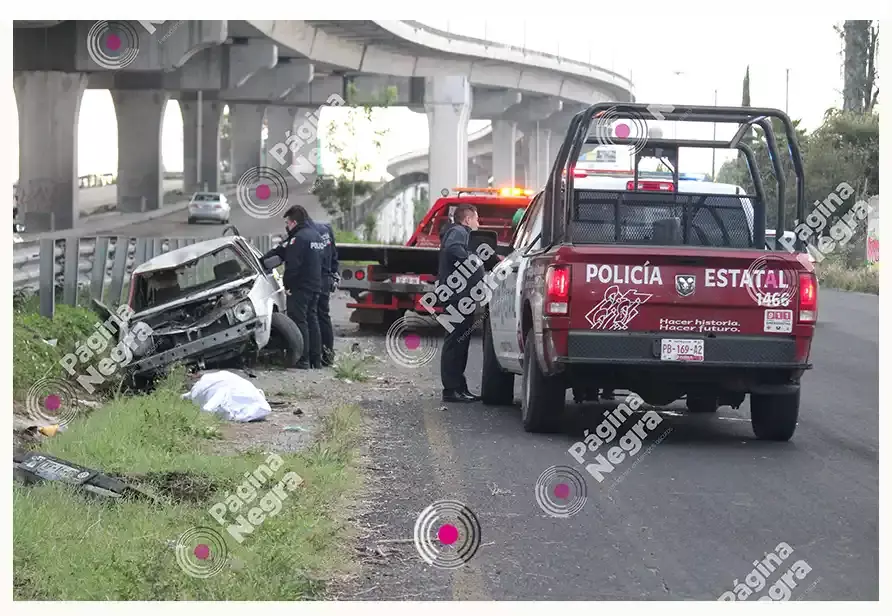 Conductor circulaba en la México-Puebla: chocó, volcó y perdió la vida.