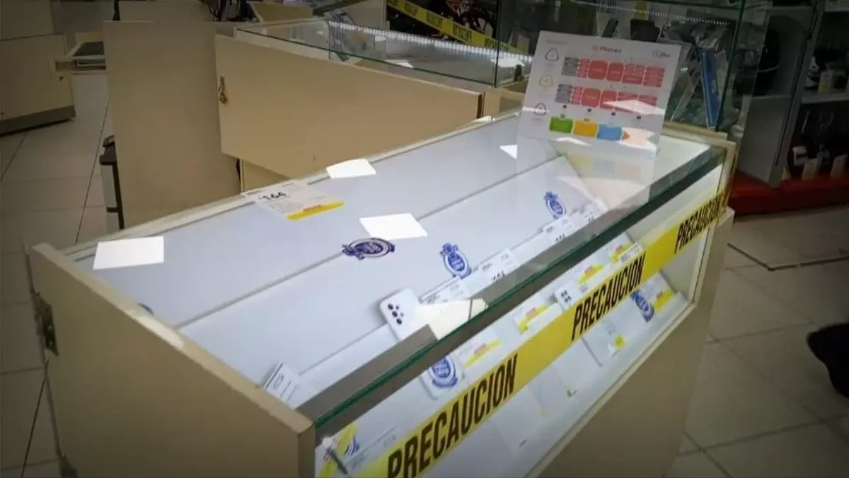 Cuatro hombres armados robaron celulares en el Sanborns de Huexotitla.