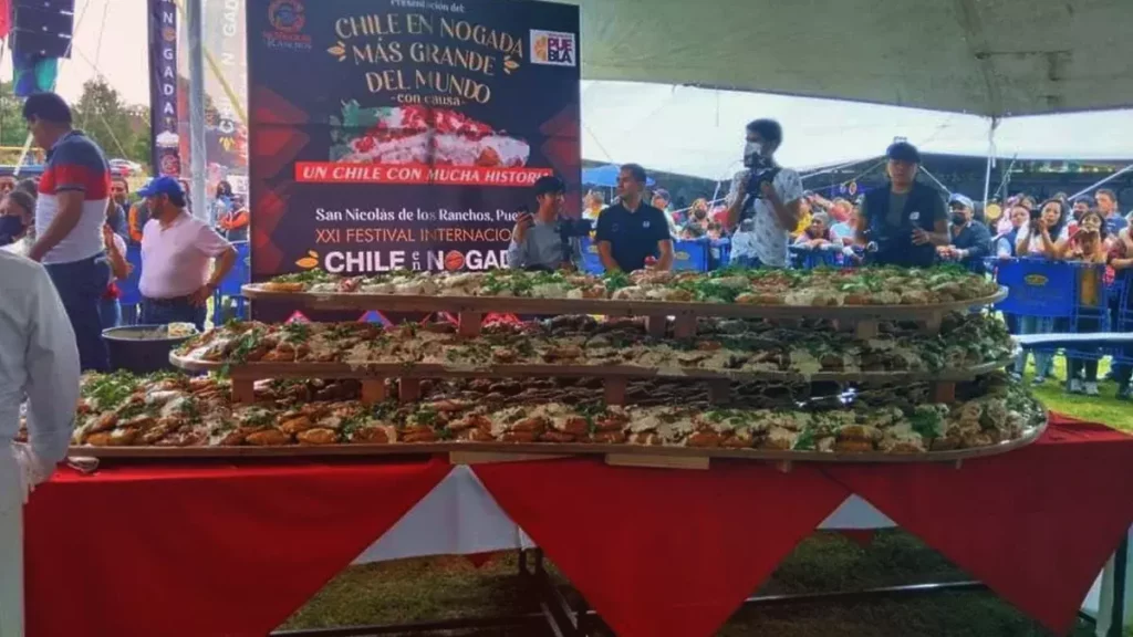 Así fue elaborado el Chile en Nogada más grande del mundo en Puebla