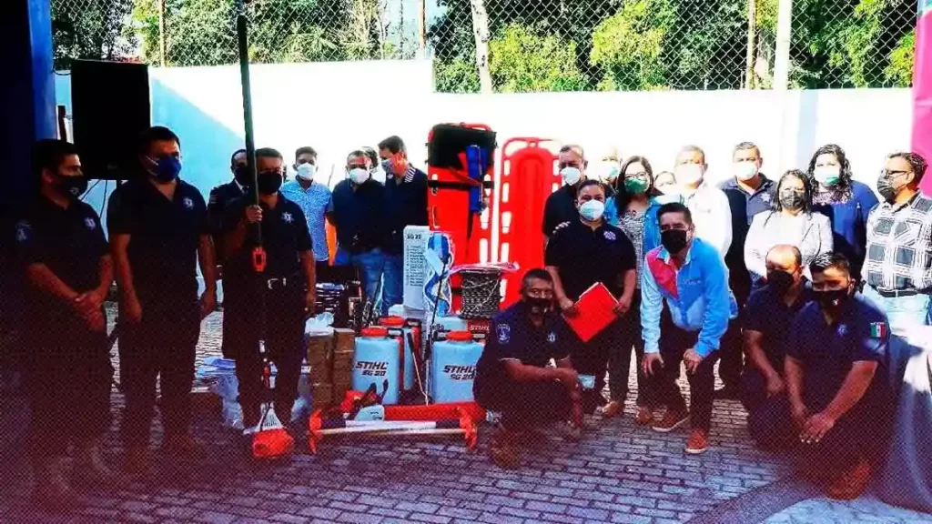 Lupita Vargas reconoce el compromiso de los bomberos de Xicotepec
