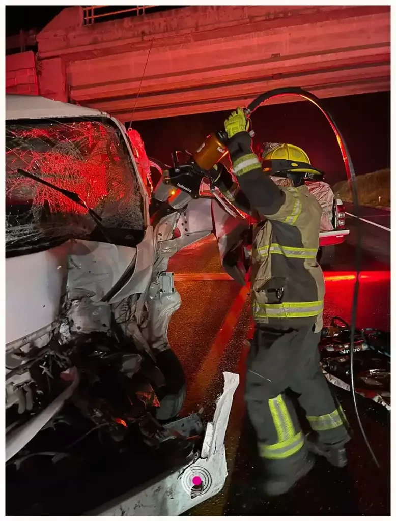 Choque de dos camionetas deja un muerto y 11 heridos en Acajete.