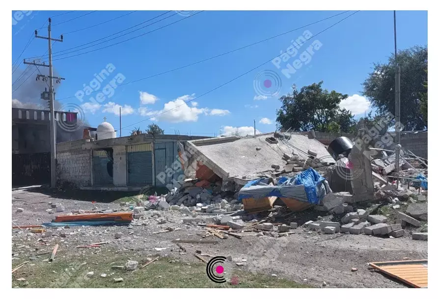 Elementos de Protección Civil y uniformados laboran en el sitio de la explosión de una toma clandestina en Amozoc.