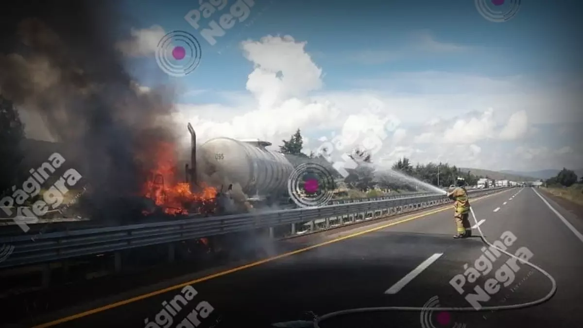Por una persecución tras robo, tractocamión terminó calcinado en la Puebla-Orizaba