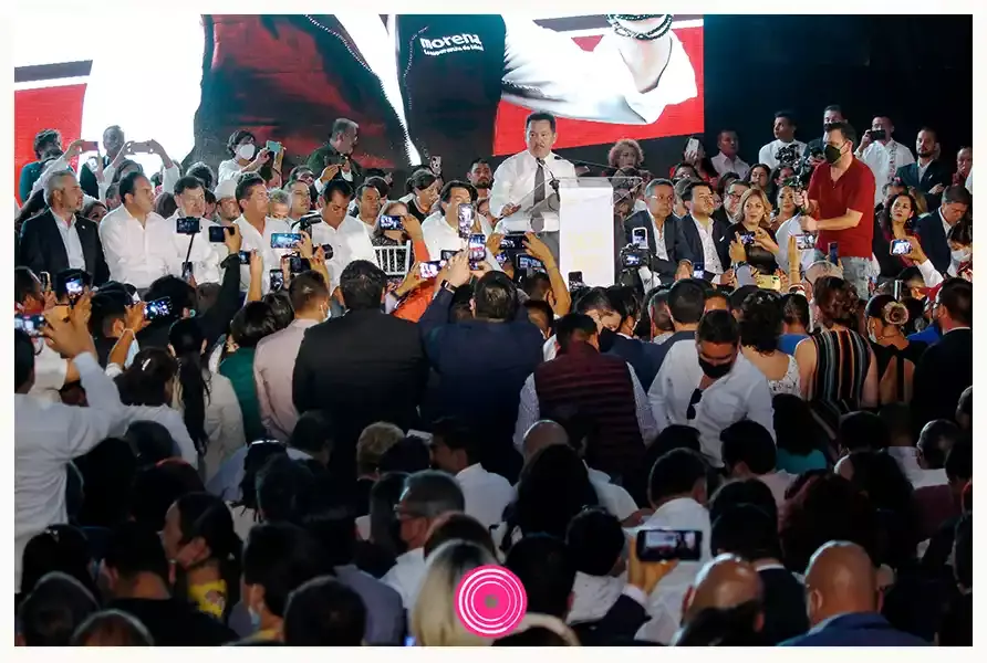 Mucha gente aprovecha para ir por su torta y frutsi al informe de Nacho Mier
