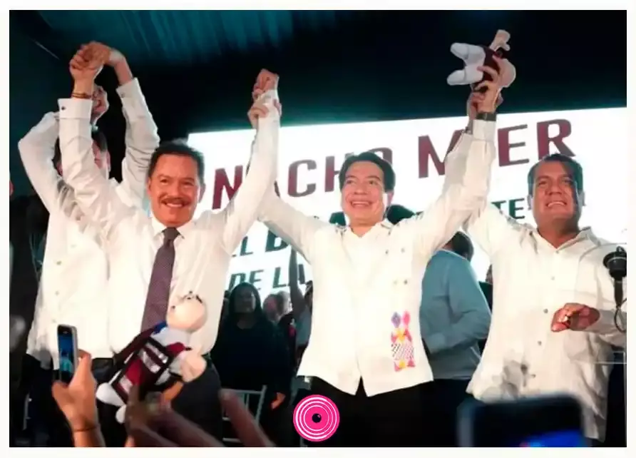 Peluche de Dr. Simi en el informe de Nacho Mier.