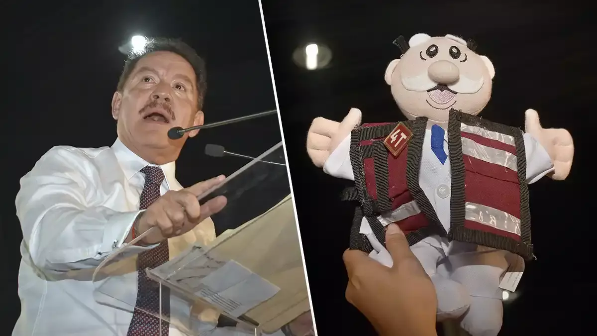 Le avientan un peluche del Dr. Simi a Nacho Mier durante su informe