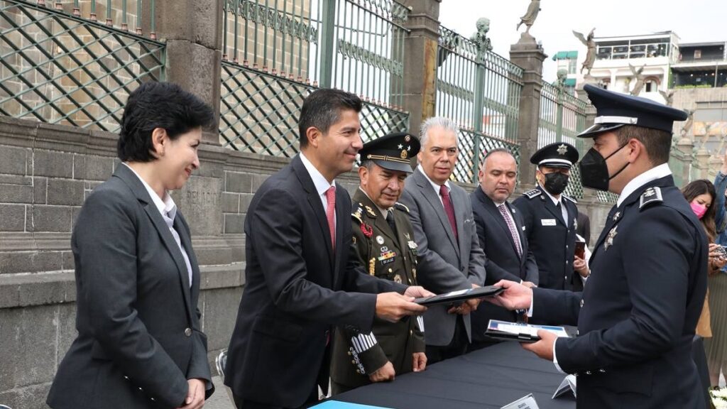 Entrega Eduardo Rivera condecoraciones a uniformados y premio al “Buen Policía”