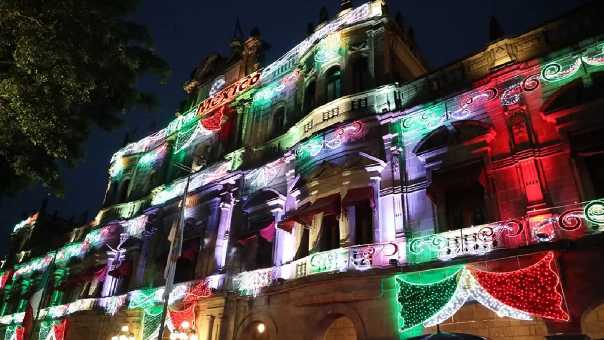 Puebla capital se enciende con alumbrado decorativo por festejos patrios