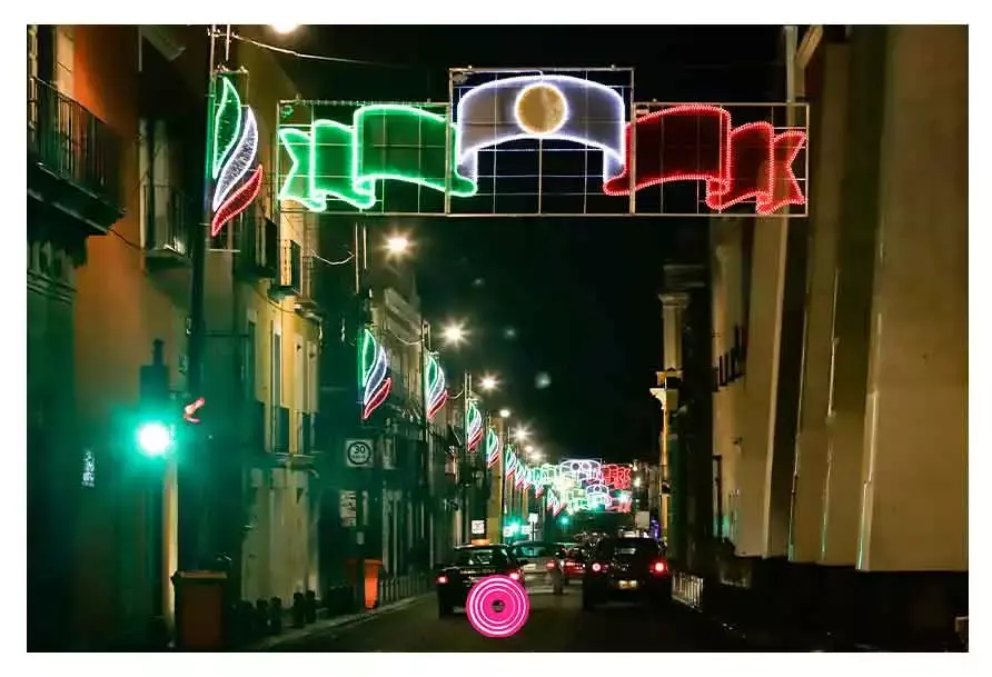 Alumbrado de fiestas patrias en Puebla