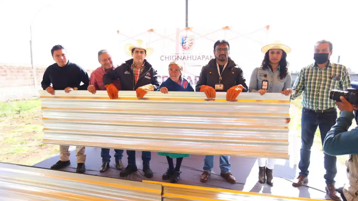 Lorenzo Rivera hace entrega de techos dignos a productores del campo.