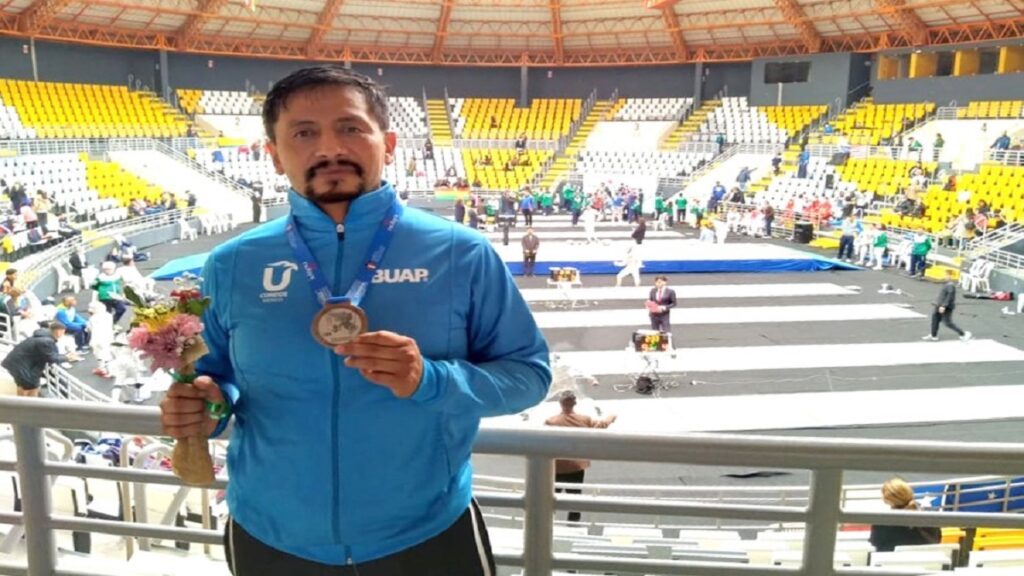 Entrenador de la BUAP gana medalla de plata en Campeonato Panamericano de Esgrima Infantil y Veteranos