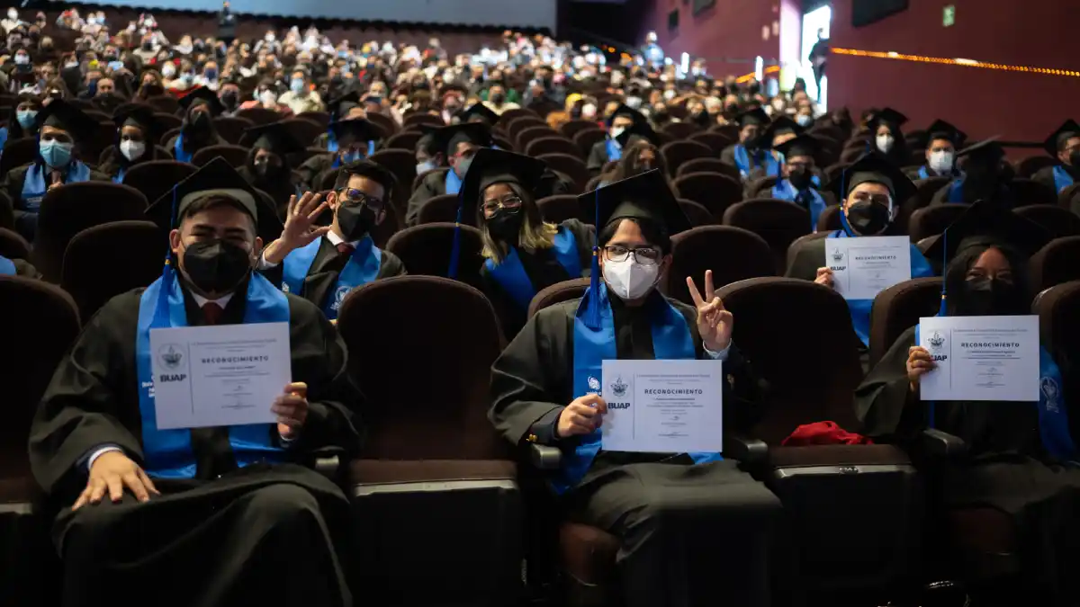 Preside-Rectora-Lilia-Cedillo-graduación-de-la-Facultad-de-Ciencias-de-la-Computación