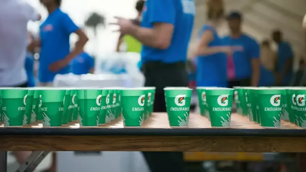Hombre le echa alcohol a las bebidas Gatorade del maratón CdMx