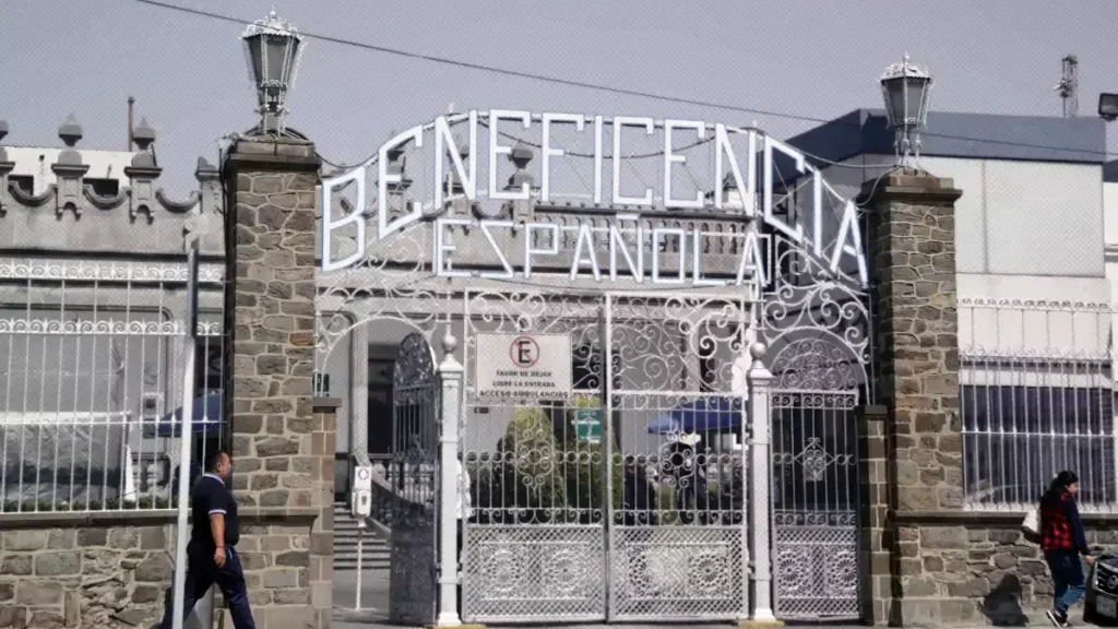 Mujer da a luz en las puertas de la Beneficencia Española.