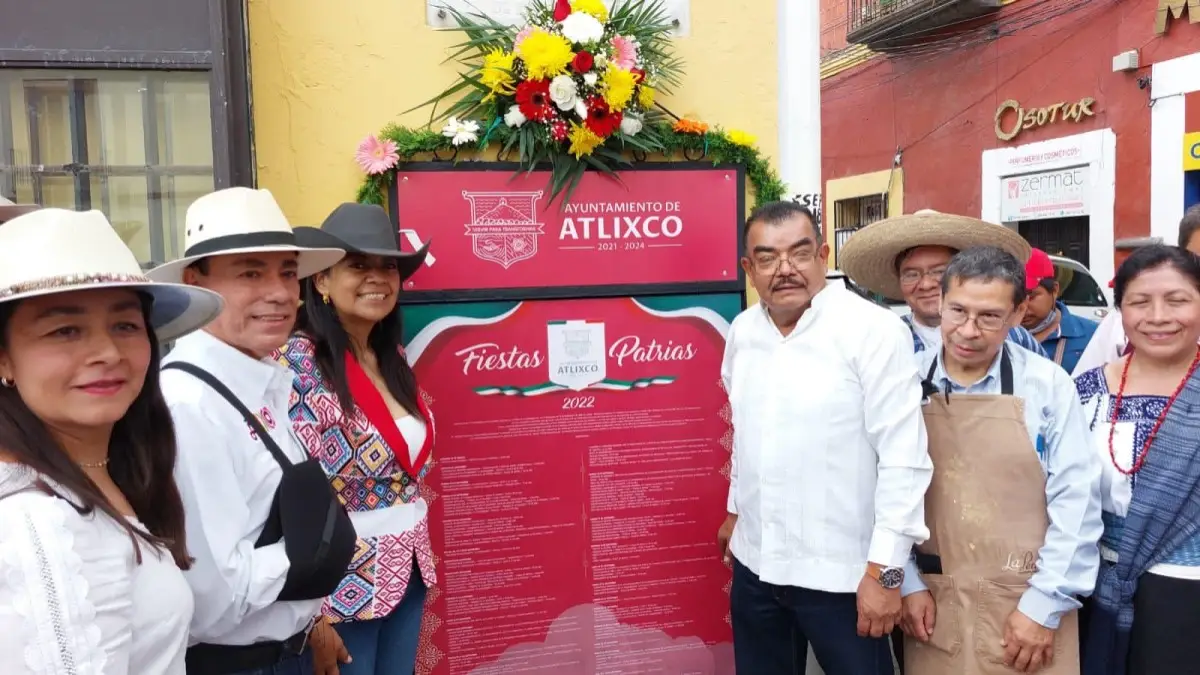 Ariadna Ayala inicia festejos de septiembre en Atlixco con la pega del Bando Patrio.