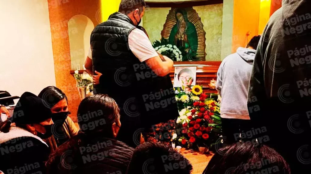 Familiares y amigos despiden a Santiago; su madre perdió todo con la lluvia