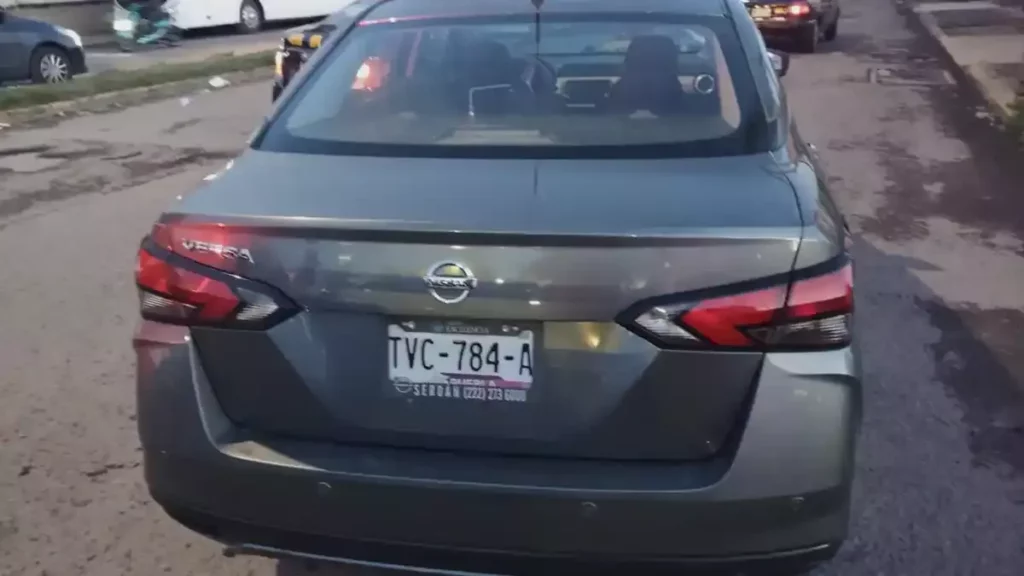 Muere debajo de un automóvil tras ser atropellado al norte de Puebla.