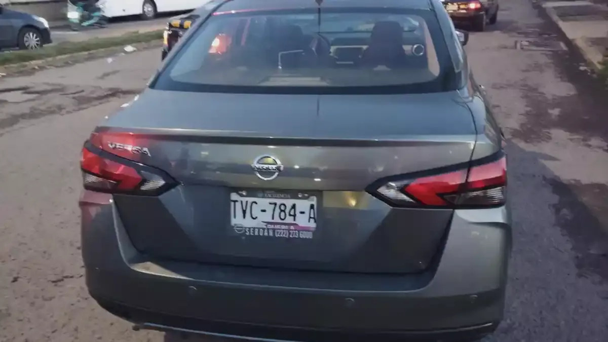 Muere debajo de un automóvil tras ser atropellado al norte de Puebla.