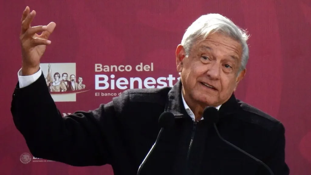 Aprobación de AMLO tiene ligera caída en agosto; baja a 54%: encuesta.