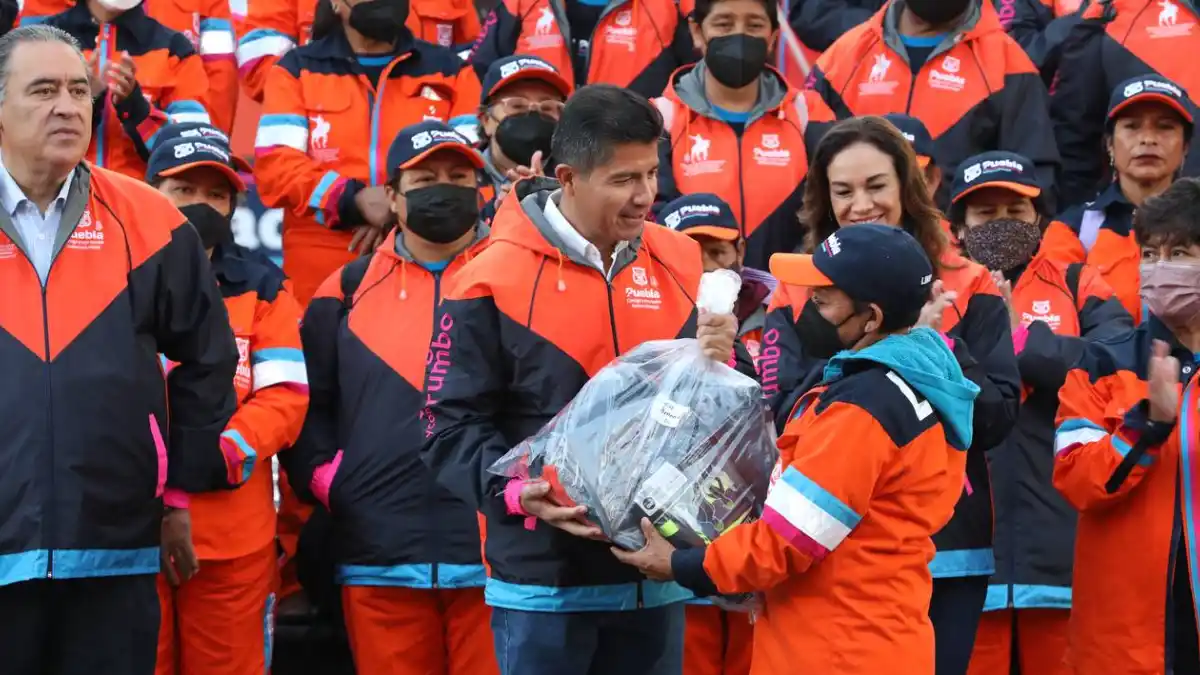 Eduardo Rivera Pérez entrega uniformes a trabajadores de limpia