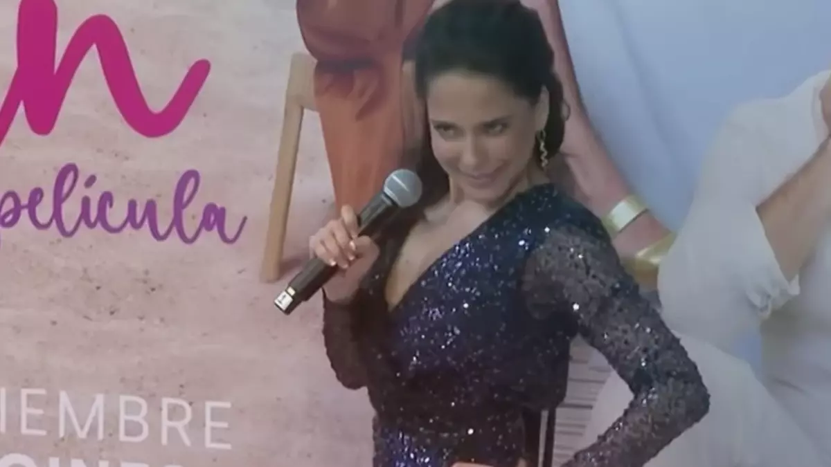 Ana Claudia Talancón llega “enfiestada” a la premier de “Soy tu fan”.