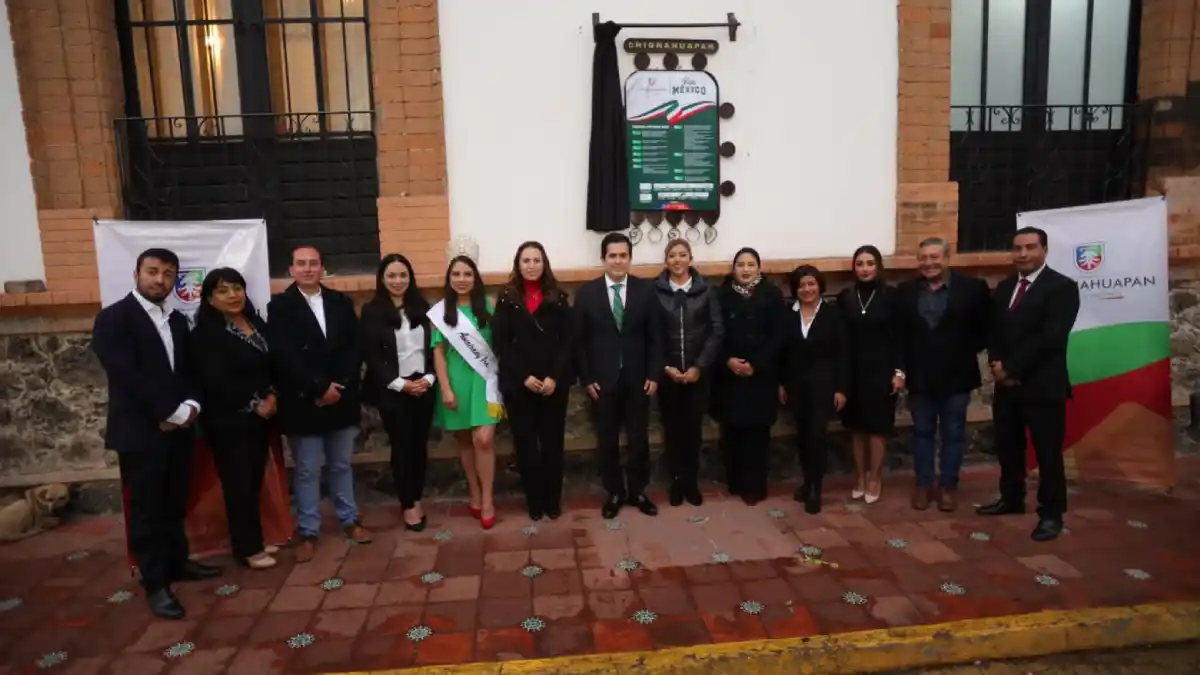 Lorenzo Rivera encabeza colocación de bando solemne en Chignahuapan.