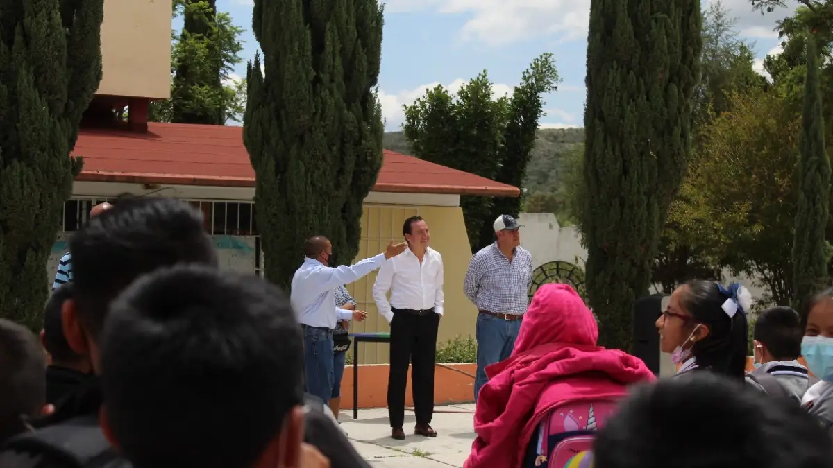Gobierno de Tecamachalco entrega de material para construcción de dos aulas en telesecundaria