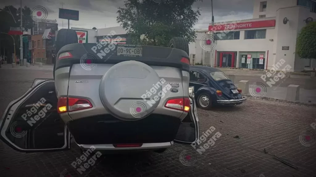 Volcadura de camioneta en la Avenida Juárez deja tres lesionados.