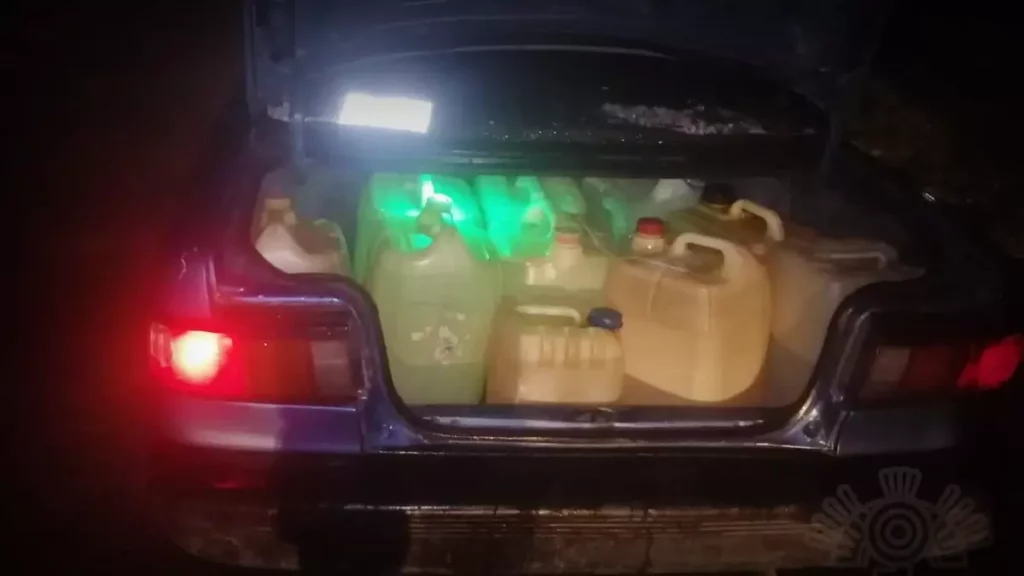 Todo este Huachicol le cupo en la cajuela; aseguran auto en Huauchinango
