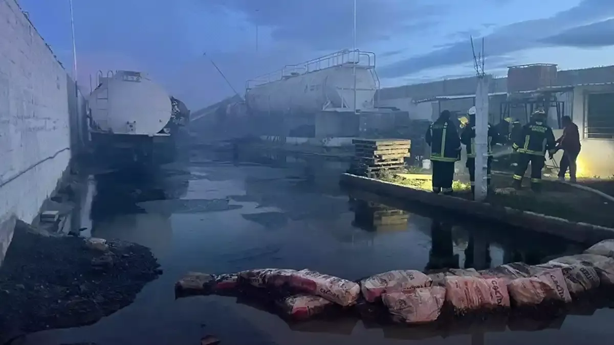 Explosión e incendio en una bodega de residuos peligrosos en Amozoc.