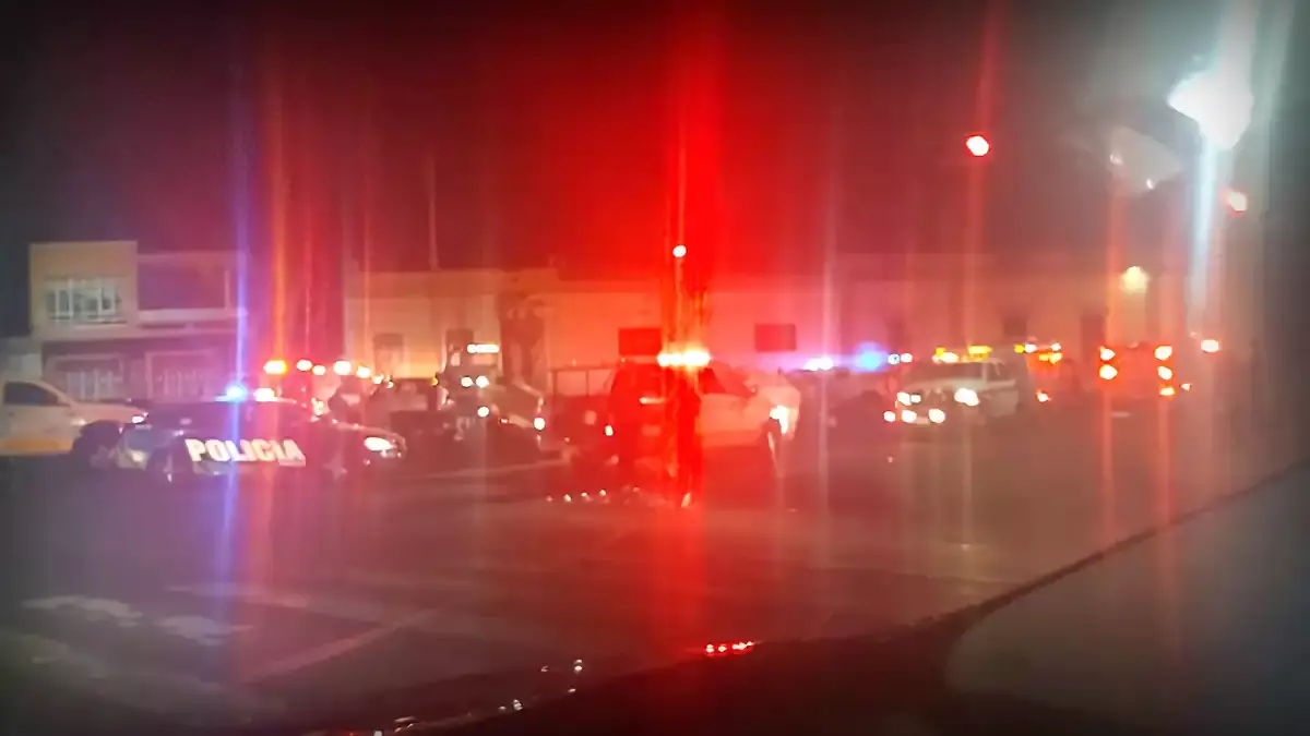 Choque de camioneta y ambulancia deja cinco lesionados en el Centro.