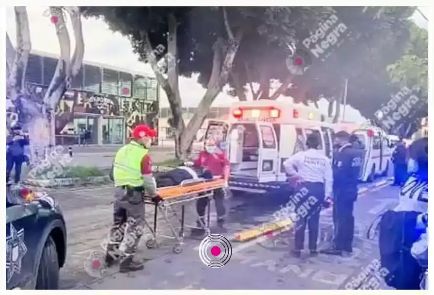 Con lesiones, termina mujer atropellada por una ruta 35 en Puebla.