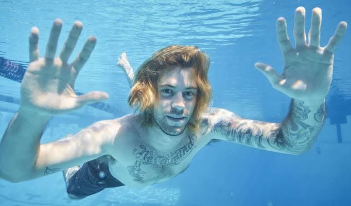 Spencer Elder recreando la portada del "Nevermind"