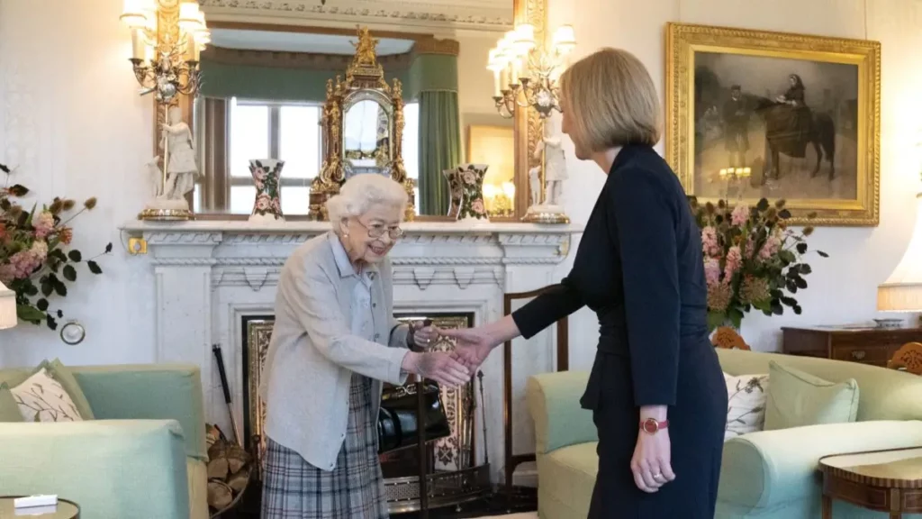 Liz Truss es ya Primera Ministra del RU; se reúne con la reina Isabel.