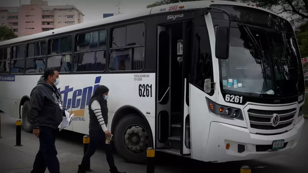 Asaltan autobús de empleados de Volkswagen en Puebla.